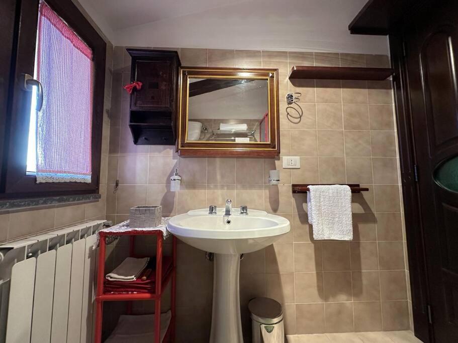 Free Parking La Bianca Neve Cottage Castel Di Sangro Luaran gambar